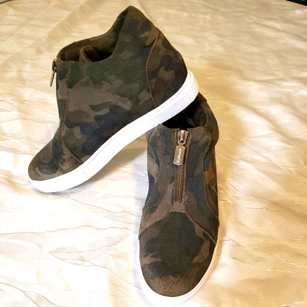 Blondo camouflage waterproof sneaker